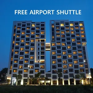 Royal Emporium Airport Отель